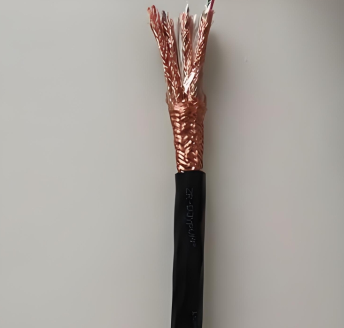 電纜作為電力傳輸?shù)难}，其性能直接影響到整個系統(tǒng)的可靠性.jpg